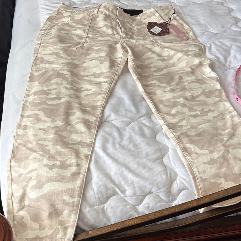 Knox Rose Tan and White Pants